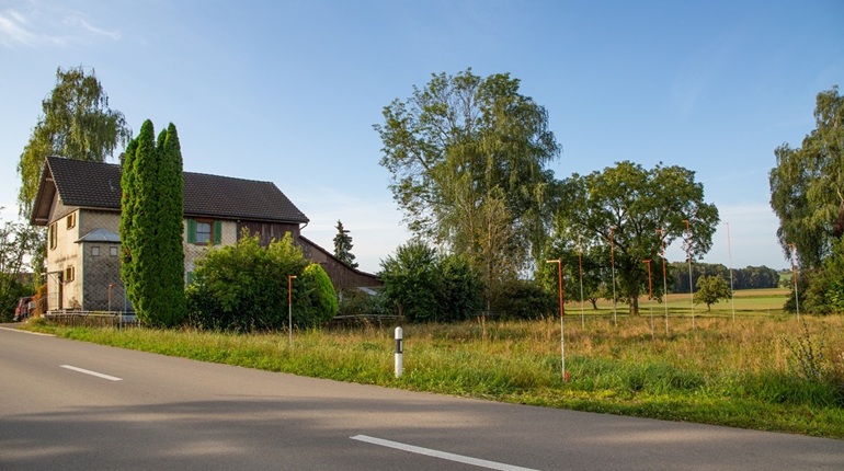 Foto des Grundstück mit aufgestellten Visieren