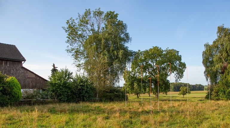 Foto des Grundstück mit aufgestellten Visieren
